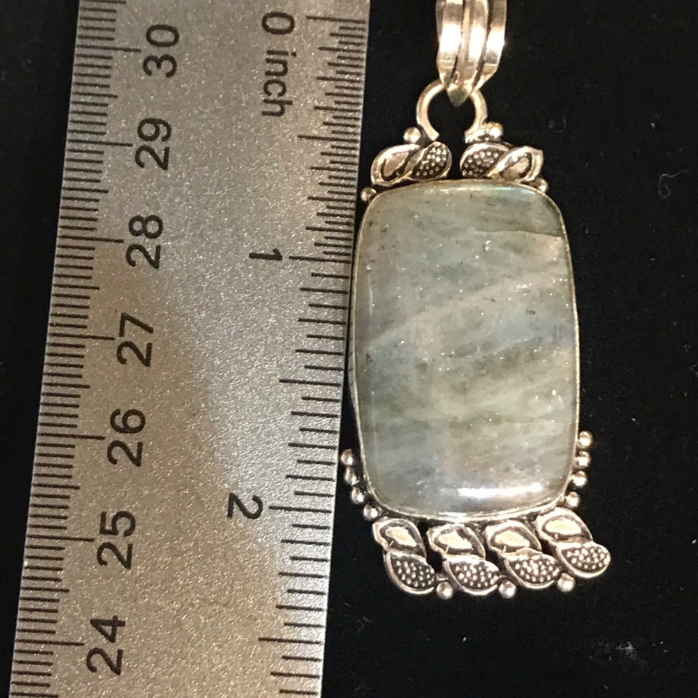 Labradorite Pendant 🤍 - Picture 3 of 4